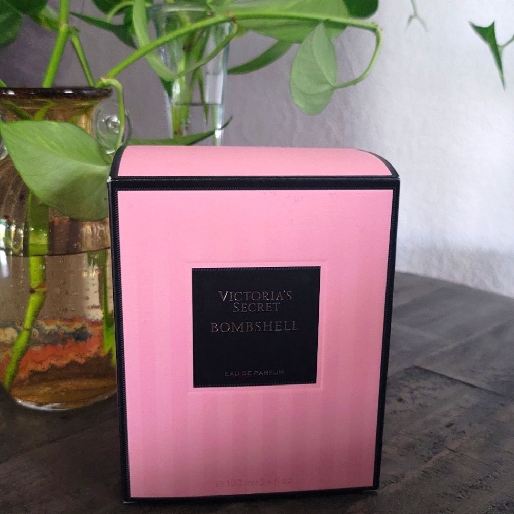 VICTORIA'S SECRET BOMBSHELL